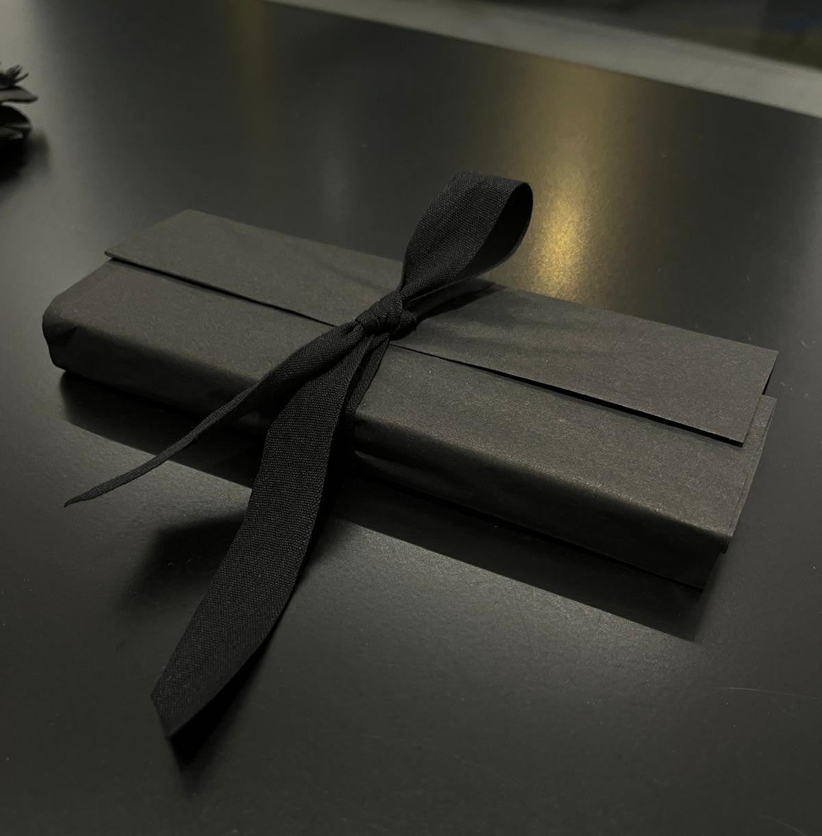 Si quieres envolver tu pedido para regalo añade este servicio a tu carrito sin coste adicional